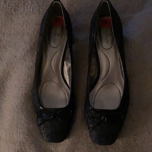 Bandolino black pump with navy blue brocade style stitching.New, never worn.